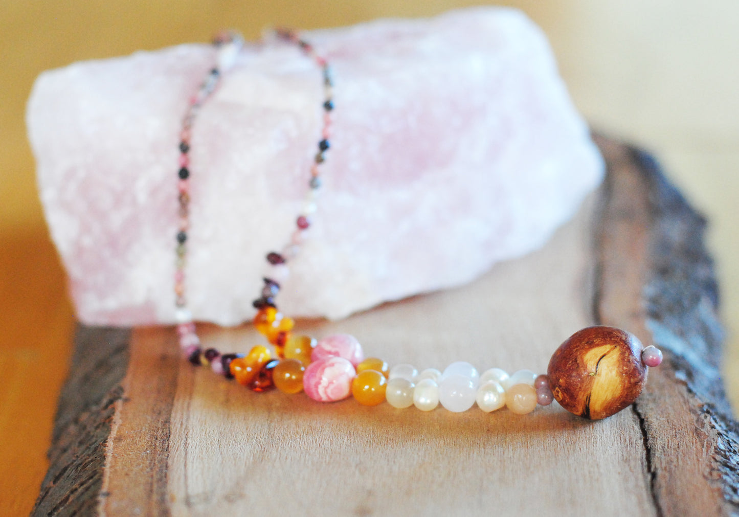 Weiblichkeit ✧ Baumperlen-Kette ✧ Rhodonit, Rhodochrosit, Rosenquarz, Mondstein u.w. ✧ Unikat