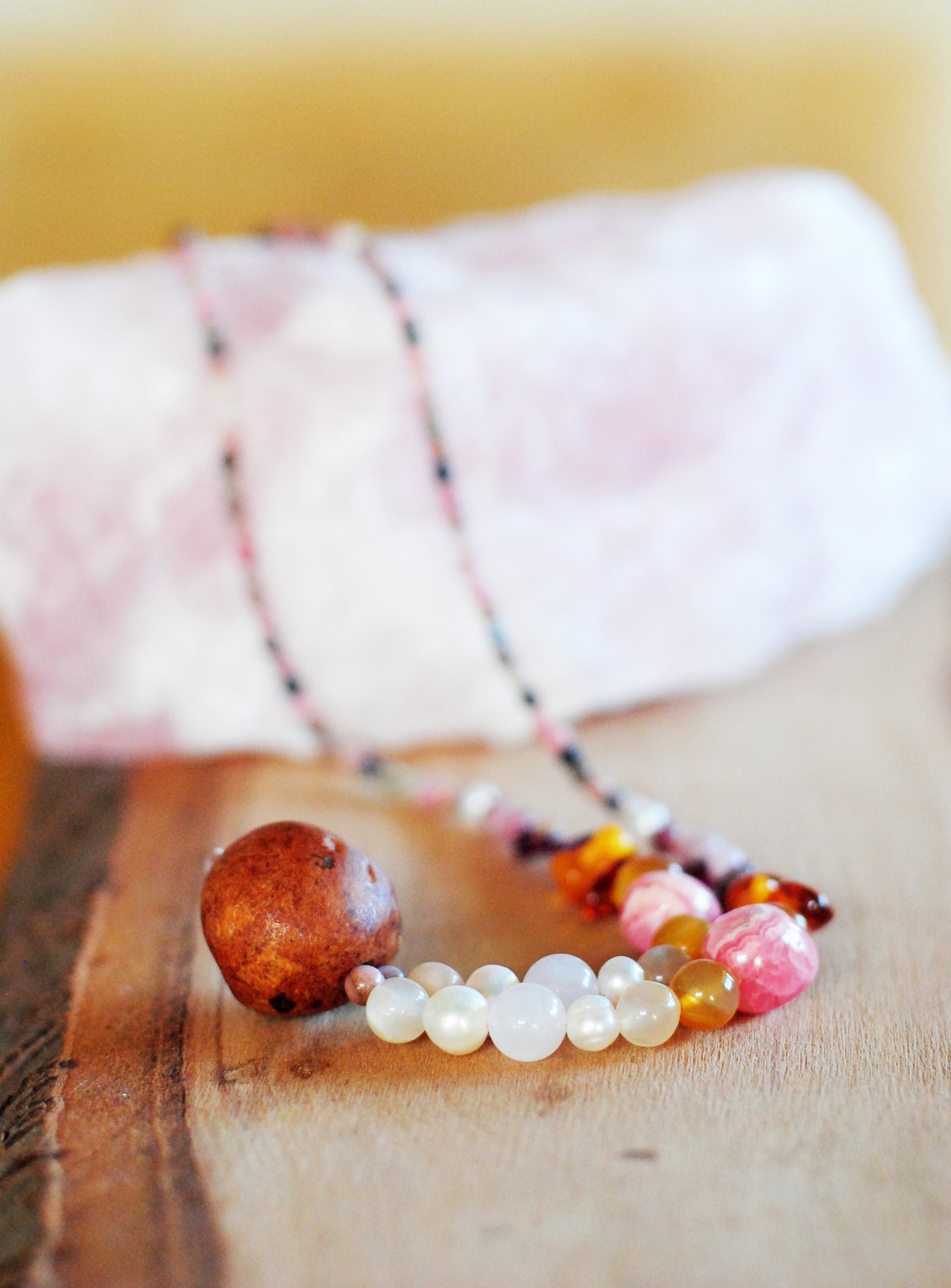 Weiblichkeit ✧ Baumperlen-Kette ✧ Rhodonit, Rhodochrosit, Rosenquarz, Mondstein u.w. ✧ Unikat