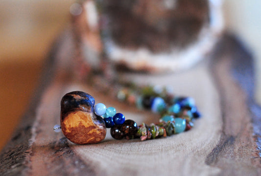 Geduld ✧ Baumperlen-Kette lang ✧ Unakit, Bronzit, Lapislazuli, Aventurin, Chalcedon ✧ Unikat