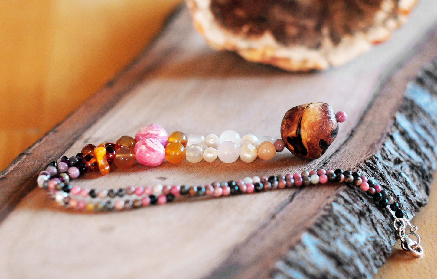 Weiblichkeit ✧ Baumperlen-Kette ✧ Rhodonit, Rhodochrosit, Rosenquarz, Mondstein u.w. ✧ Unikat