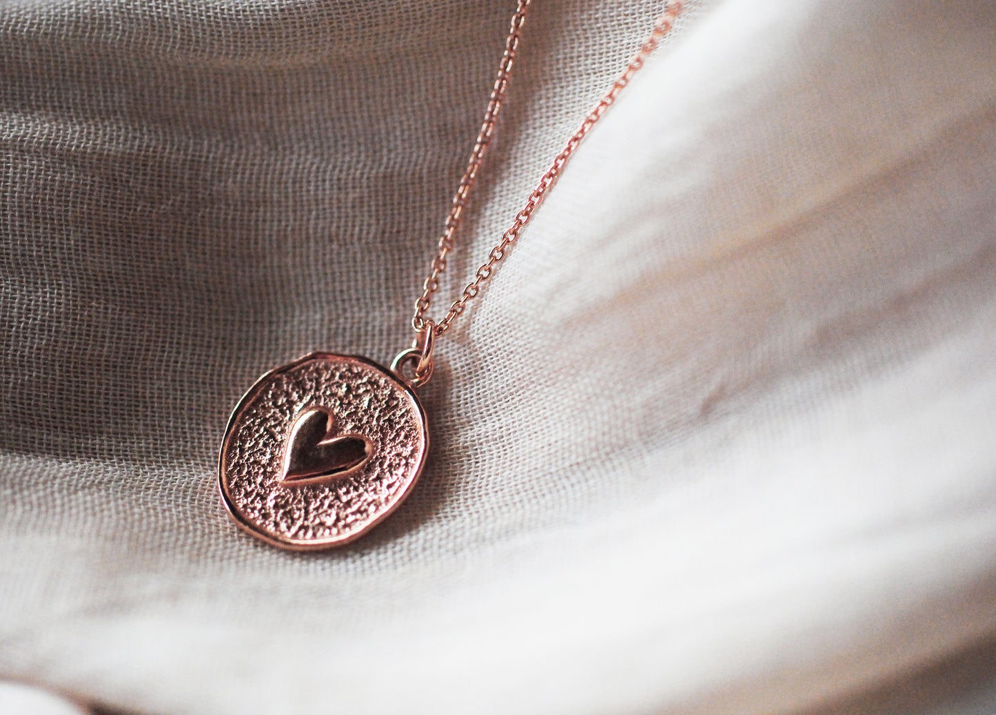 18K rosévergoldeter Anhänger "Love" optional mit Kette
