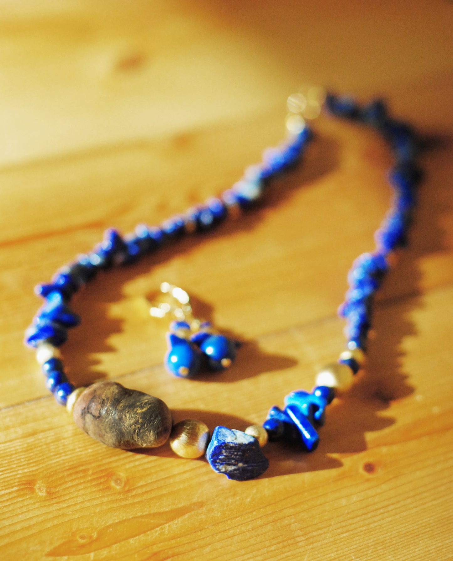 Fülle ✧ Baumperlen-Kette ✧ Lapislazuli & Gold ✧ Unikat
