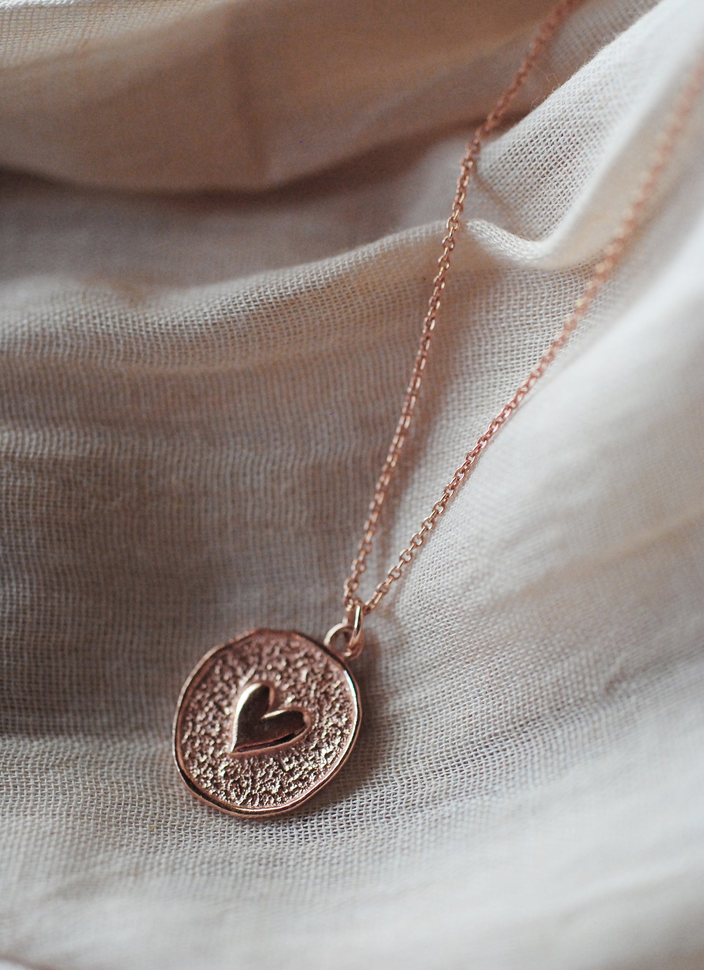 18K rosévergoldeter Anhänger "Love" optional mit Kette