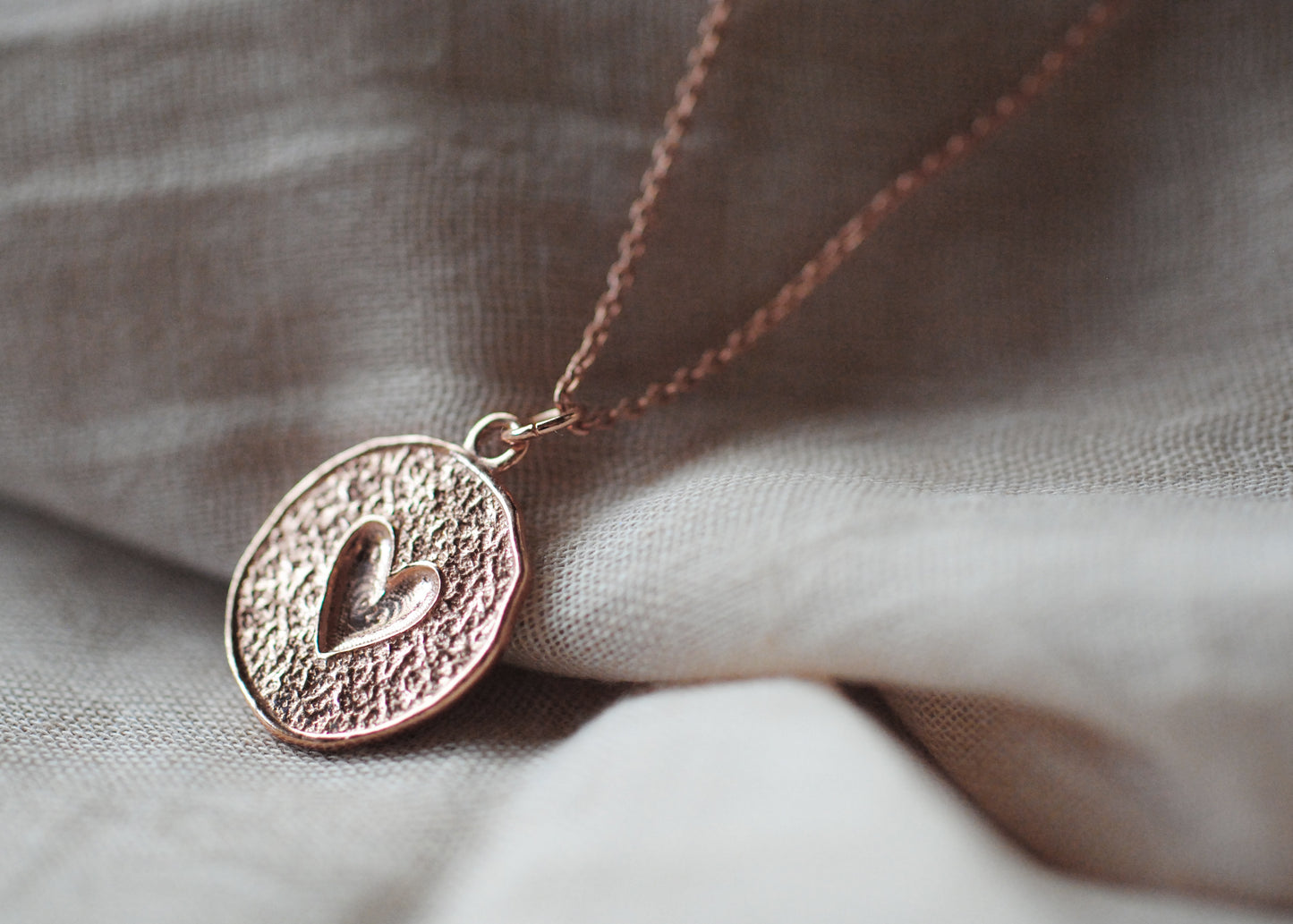 18K rosévergoldeter Anhänger "Love" optional mit Kette