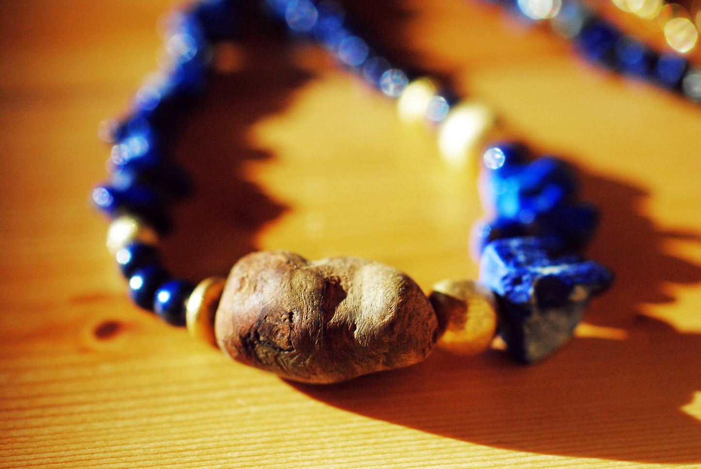 Fülle ✧ Baumperlen-Kette ✧ Lapislazuli & Gold ✧ Unikat