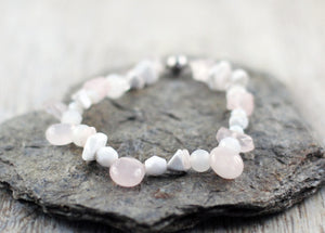 Rosenzauber / UNIKAT-Armband mit Rosenquarz und Howlith
