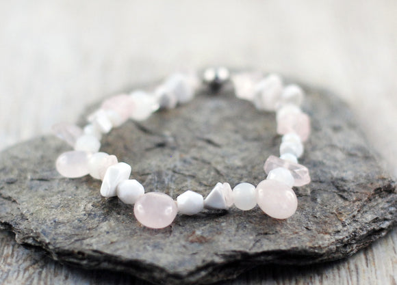 Rosenzauber / UNIKAT-Armband mit Rosenquarz und Howlith