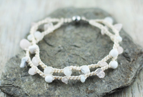 Rosenhauch / UNIKAT-Armband mit Rosenquarz Edelstein Baumwolle
