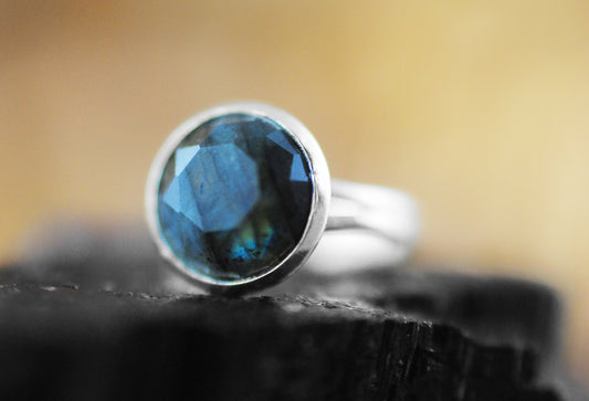 Labradorit Ring facettiert und versilbert
