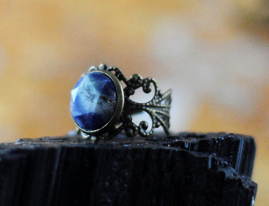 Märchenhafter Sodalith Ring facettiert