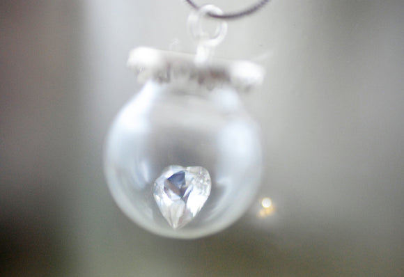 Glaskugel-Kette mit Kristallherz