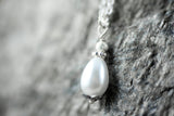 Kette mit cremefarbenem Tropfen