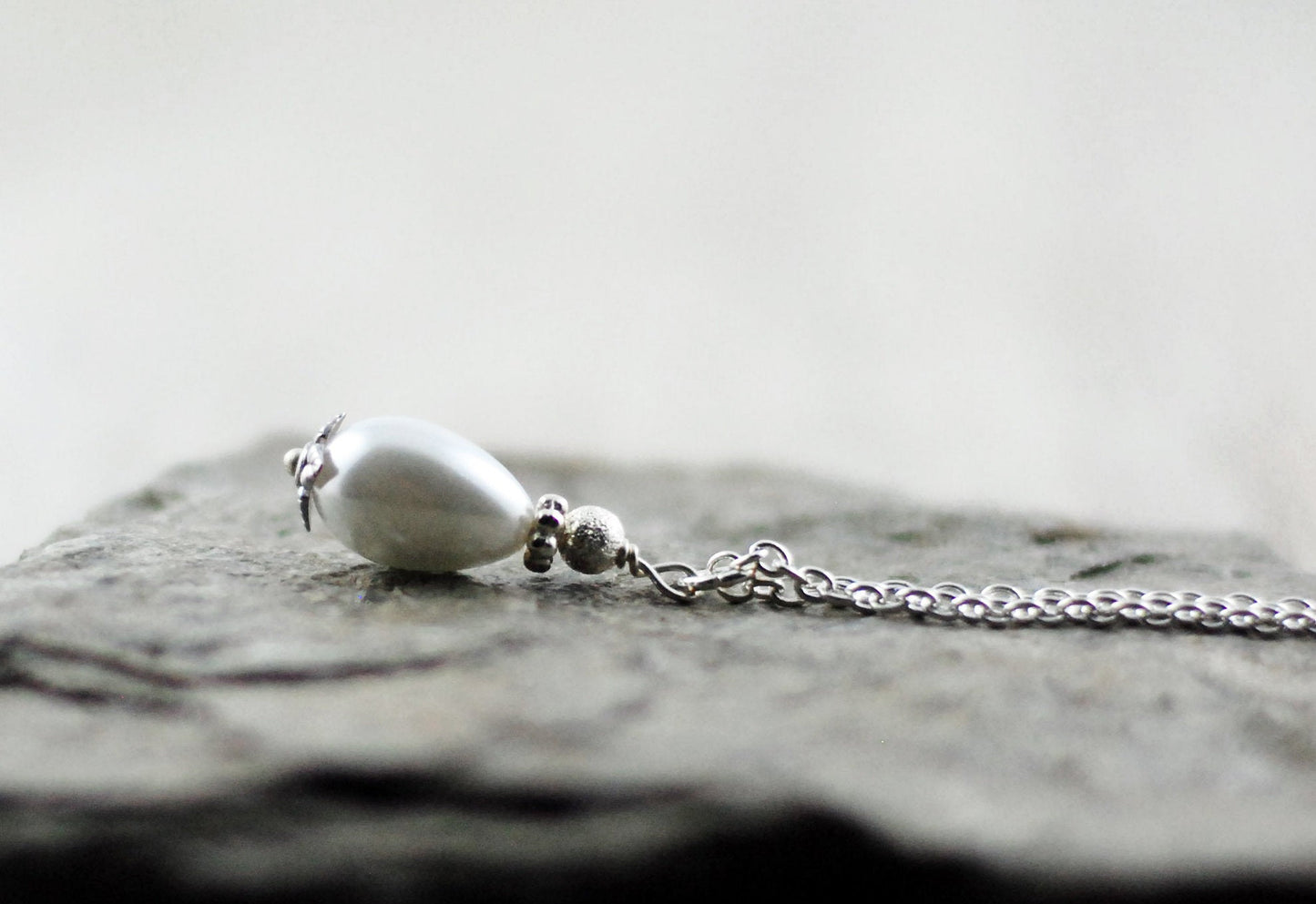 Kette mit cremefarbenem Tropfen