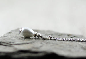Kette mit cremefarbenem Tropfen
