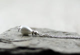 Kette mit cremefarbenem Tropfen