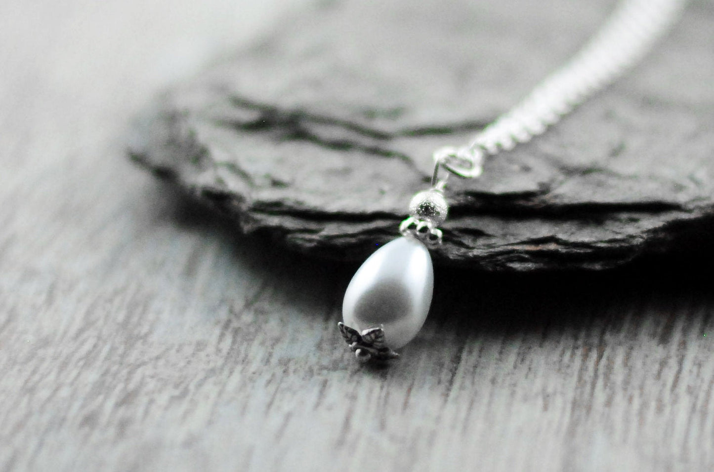 Kette mit cremefarbenem Tropfen