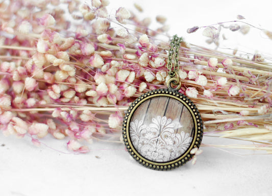 Amulett "Spitzenkleid"